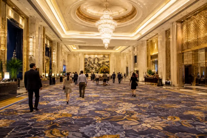 Hoe kamerbreed tapijt van een hotel schoonmaken?
